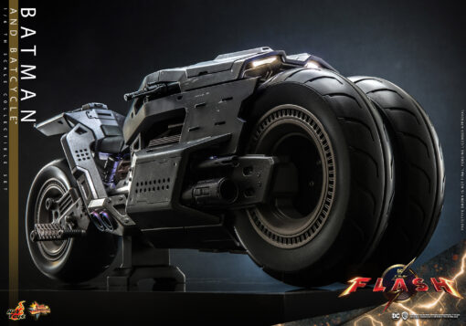 Batman and Batcycle Sixth Scale Figure Set By Hot Toys - Image 11